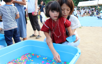 スーパーボールすくいをする親子